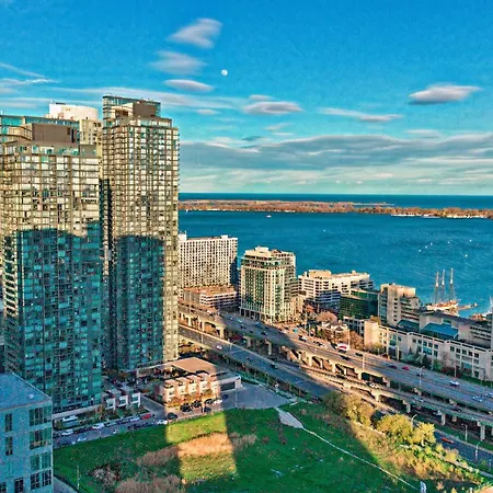 Classic Downtown Toronto Lakeview Condo With Free Parking